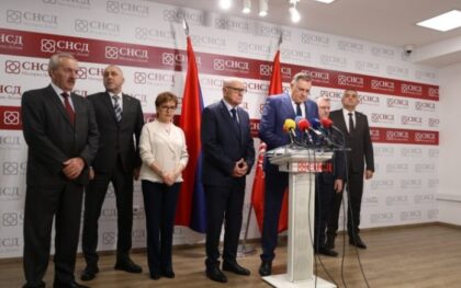 Trifunović uručio zahvalnicu Dodiku: Udruženje penzionera podržava vlast, jer vlast podržava nas