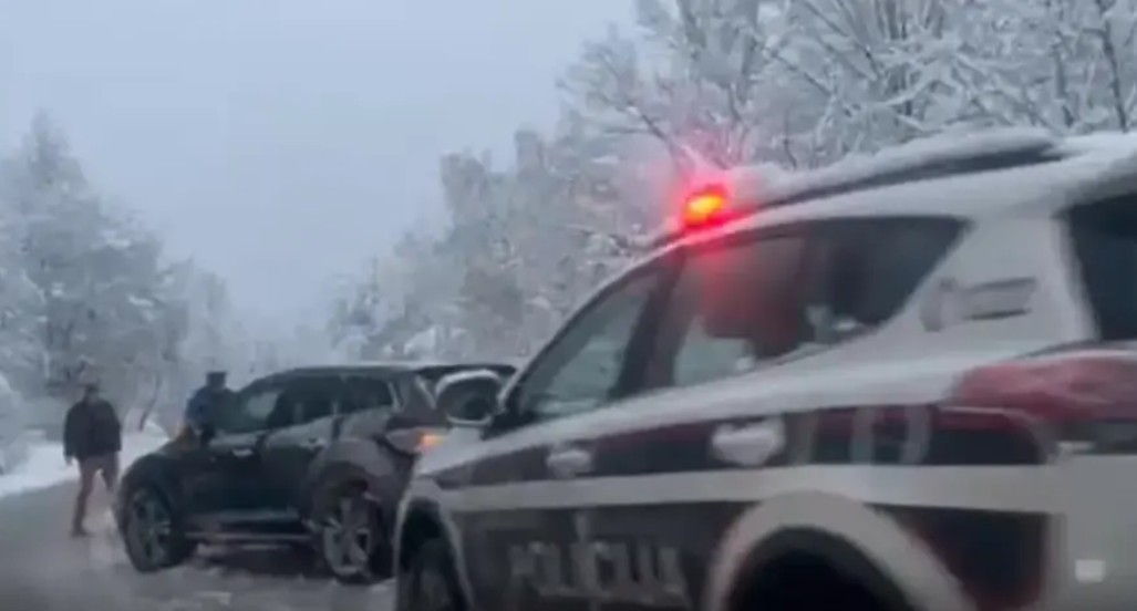 Snijeg stvara probleme: Sudar dva vozila, policija na terenu