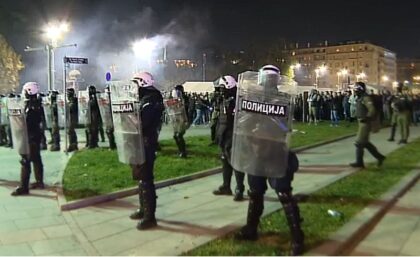 Tenzije ispred Skupštine Srbije: Poletjelo nekoliko dimnih bombi i flaša, policija razdvaja dvije grupe VIDEO