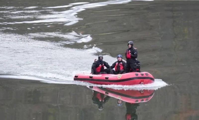 Sve je manje nade! I dalje traje potraga za dvije osobe koje su autom sletjele u jezero