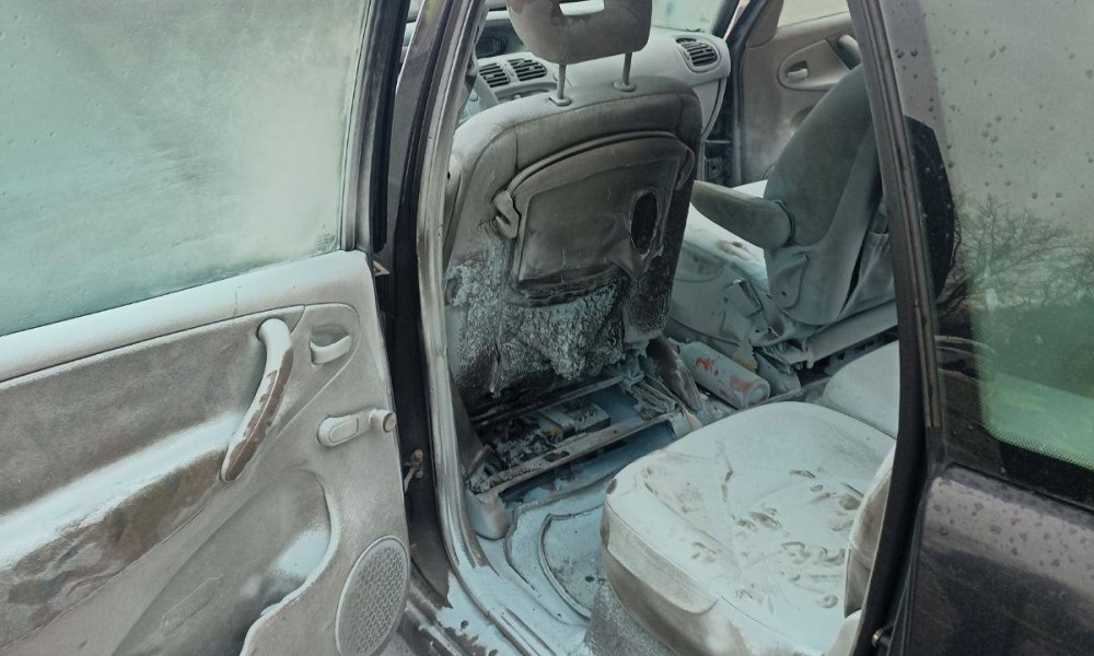 Vatrogasci bez predaha: Gorio automobil na parkingu banjalučkog marketa FOTO