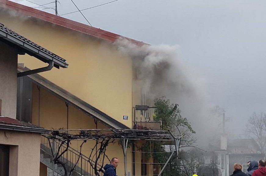 Gorjela kuća u Banjaluci: Požar gasilo devet vatrogasaca sa dva vozila FOTO