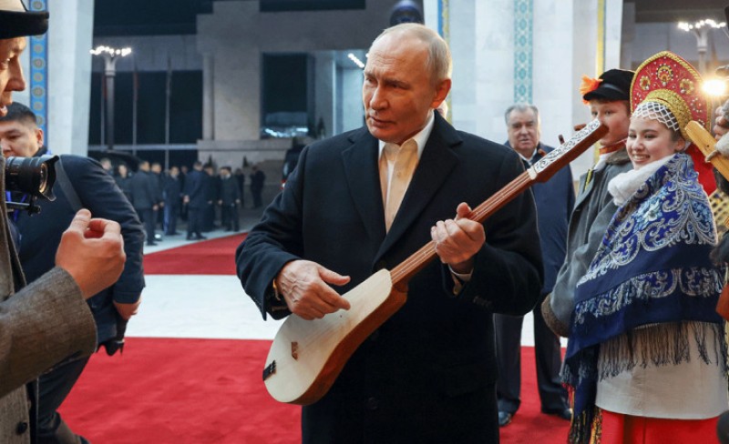 Putin svirao komuz: Dok se lider Rusije trudi da shvati kako – Lukašenko dobacuje