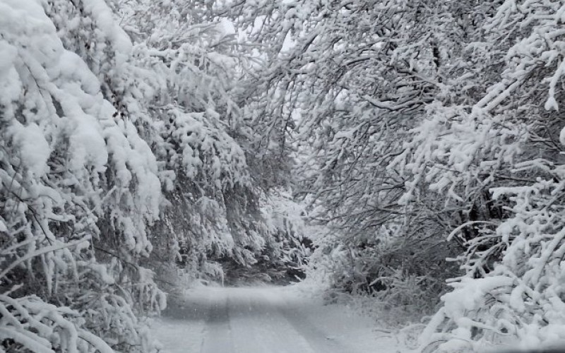 Velike količine snijega prave probleme: Teški uslovi na putu između Drvara i Istočnog Drvara