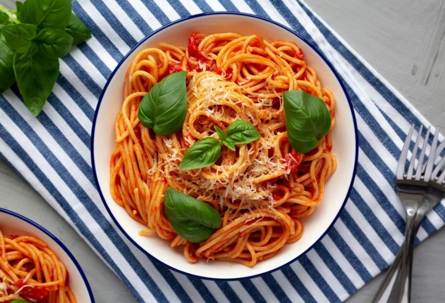 Špagete u paradajz sosu sa orasima i parmezanom
