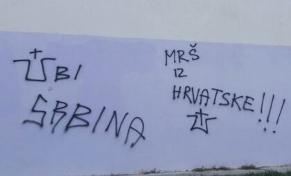 “Ubij Srbina” i “Mrš iz Hrvatske”: Grafiti s porukama mržnje osvanuli na zgradi školske dvorane