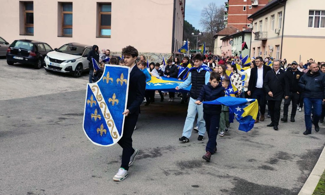 Bošnjački predstavnici organizovali: Djeca, roditelji i nastavnici sa zastavama prodefilovali kroz grad FOTO/VIDEO