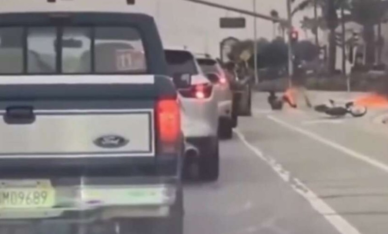 Stravična nesreća: Motor, automobil i tinejdžer planuli nakon sudara VIDEO