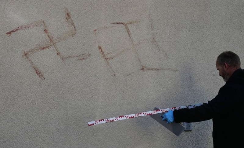 Jezivo otkriće! Svastike od krvi osvanule na 50 auta i kuća u njemačkom gradu FOTO