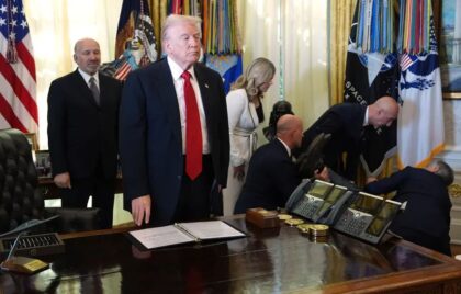 Snimak drame u Bijeloj kući: Šef farmaceutskog giganta se onesvijestio na sastanku s Trampom VIDEO