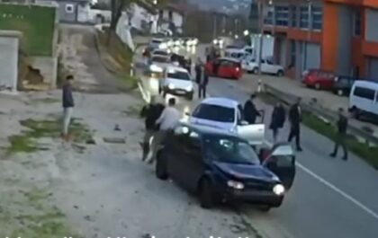 Oglasili se iz policije o haosu u Velikoj Kladuši: Maloljetnik pokušao ubiti više osoba automobilom VIDEO