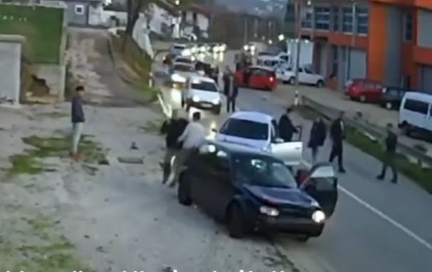 Oglasili se iz policije o haosu u Velikoj Kladuši: Maloljetnik pokušao ubiti više osoba automobilom VIDEO