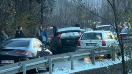Stvorile se velike gužve! Teška nesreća kod Jablanice: Automobil završio na krovu