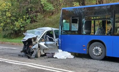 Auto smrskan do neprepoznatljivosti: U sudaru autobusa i automobila jedna osoba poginula, osmoro povrijeđenih