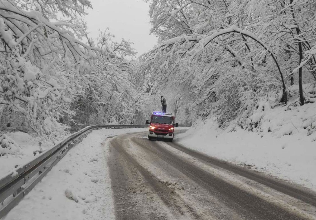 Zbog snježnih padavina: Banjalučki vatrogasci imali pune ruke posla FOTO