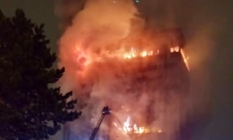 Drama u komšiluku: Veliki požar u neboderu novinske kuće bukti od sinoć FOTO