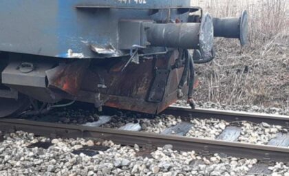 Poljoprivredno vozilo podletjelo pod voz: Drama na pružnom prelazu u Srpskoj