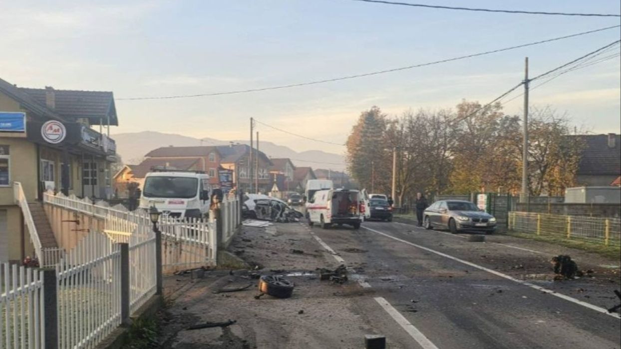 Dijelovi automobila rasuti po cesti: Jedna osoba poginula, a druga povrijeđena u saobraćajnoj nesreći