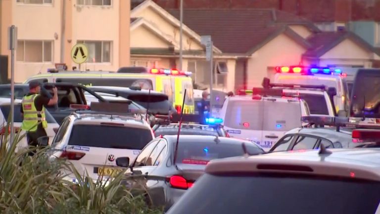 UZNEMIRUJUĆE! Najmanje 10 mrtvih u Sidneju, muškarac skočio na leđa napadača VIDEO