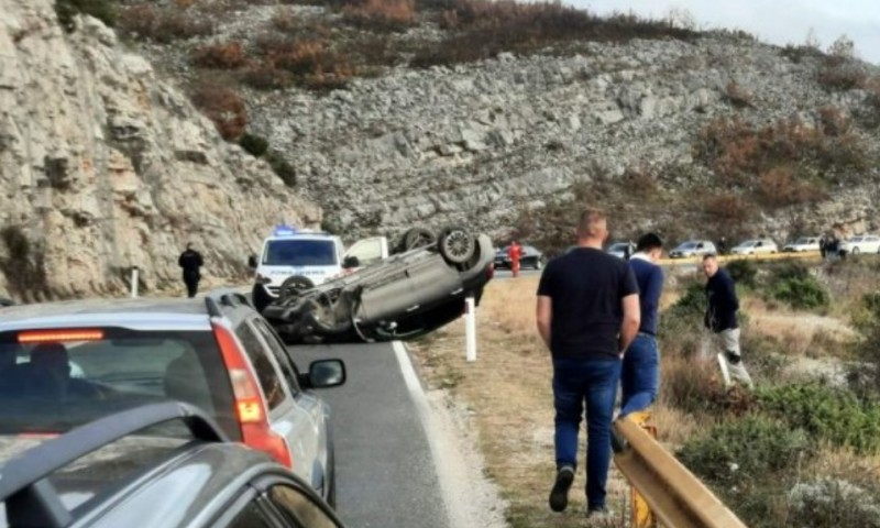 Pokušaj fotografisanja doveo do nezgode: Automobil završio na krovu