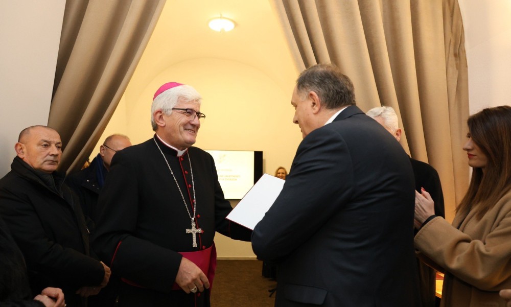 Prisustvovao otvaranju riznice opatije: Biskup Majić uručio Dodiku zahvalnicu FOTO