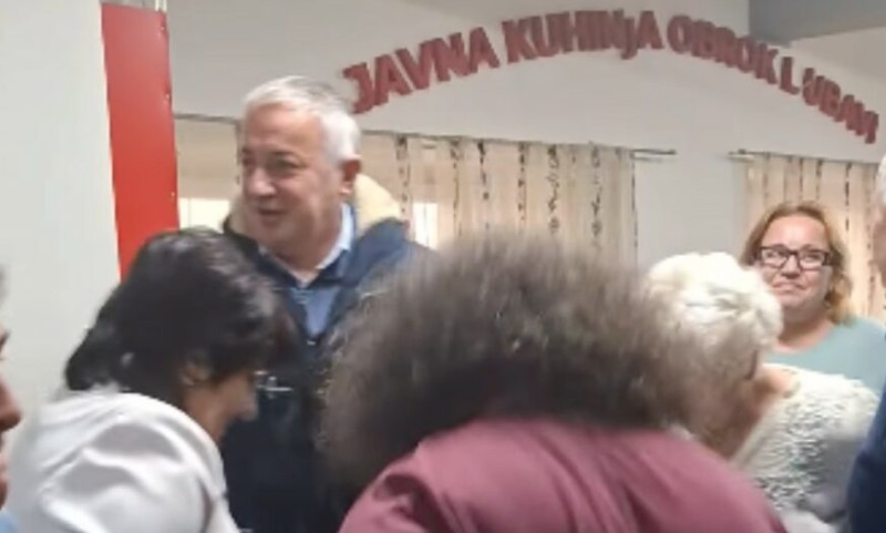Igralo se i kolo: Korisnici javne kuhinje proslavili Božić, pridružio se i Borenović VIDEO