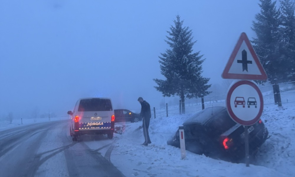 Na Manjači automobil završio u kanalu: Klizavi i neočišćeni putevi otežavaju saobraćaj FOTO