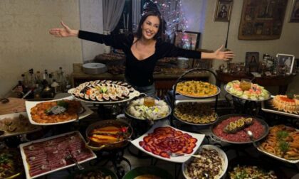 Ceca napravila rimejk čuvene fotografije: Bogata trpeza na slavi kod pjevačice FOTO