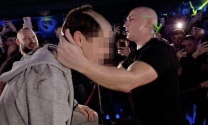 Publika pala u trans: Desingerica na nastupu uzeo mašinicu, pa krenuo da šiša