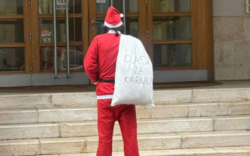 “Djed Mraz” ispred CIK BiH: Vreća glasova i lisice kao poruka organizacije ReStart FOTO