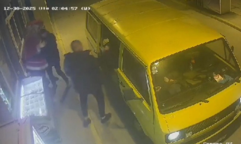 U BiH ni Djed Mraz nije siguran: Lopovi ukrali veliku figuru ispred pumpe VIDEO