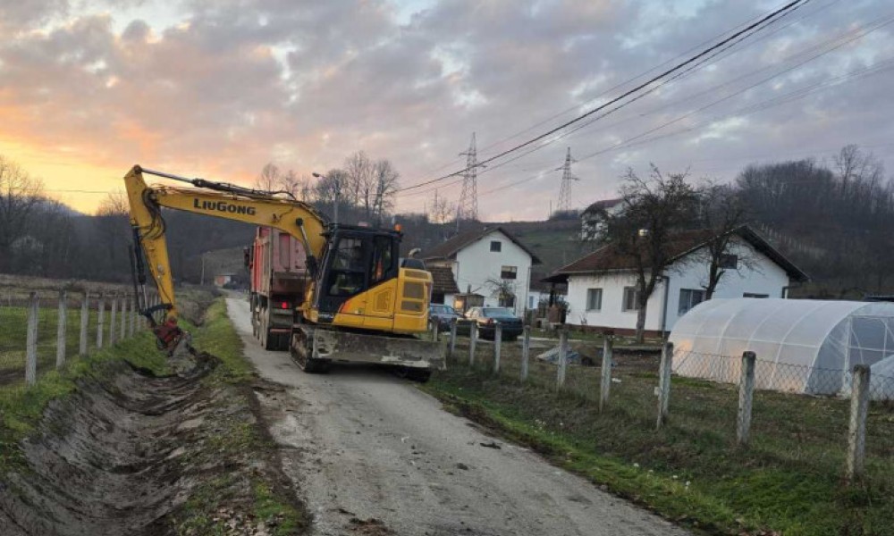 Bager stiže i u druga naselja: U Dragočaju u toku čišćenje i održavanje kanala