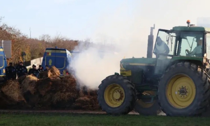 Haos ispred Makronove rezidencije: Francuski farmeri jutros započeli proteste
