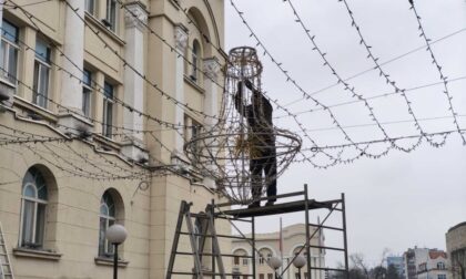 U Gospodsku stigli lusteri! Finiš novogodišnjeg ukrašavanja u centru grada FOTO/VIDEO