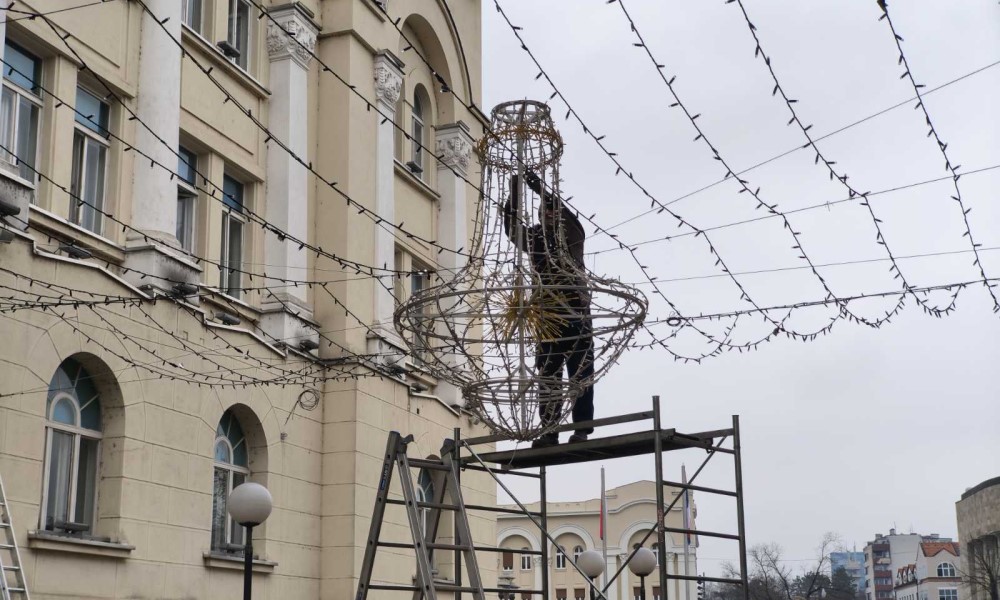 U Gospodsku stigli lusteri! Finiš novogodišnjeg ukrašavanja u centru grada FOTO/VIDEO