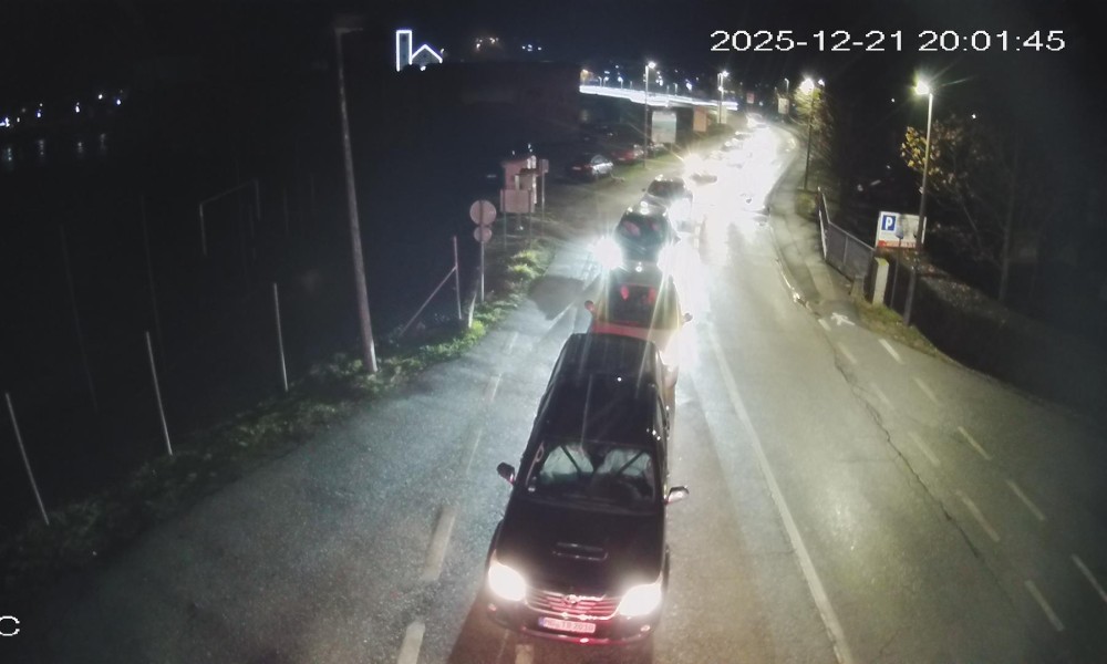 Potrebno mnogo strpljenja: Duge kolone putničkih vozila na graničnim prelazima
