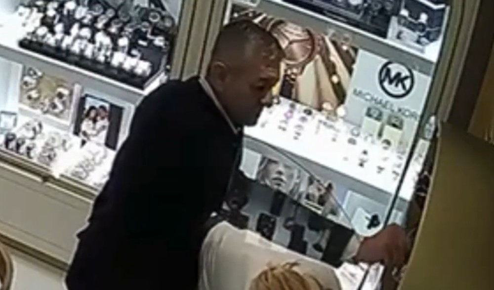 Narukvicu “spakovao” u džep: Uhapšen muškarac koji je ukrao nakit iz zlatare na Baščaršiji