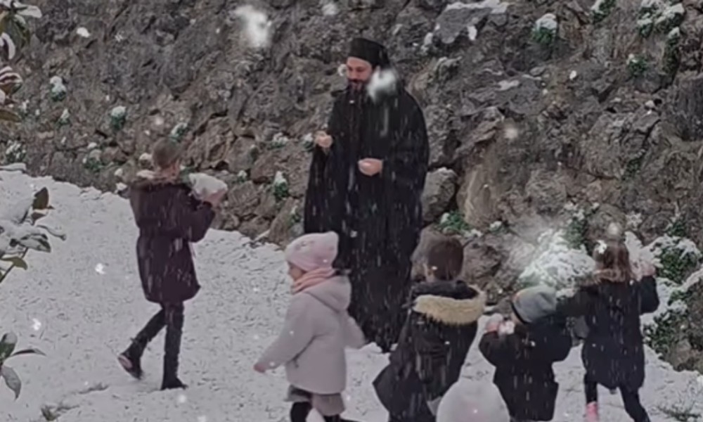 Zimska idila u manastiru Manasija: Djeca se grudvaju sa monasima VIDEO