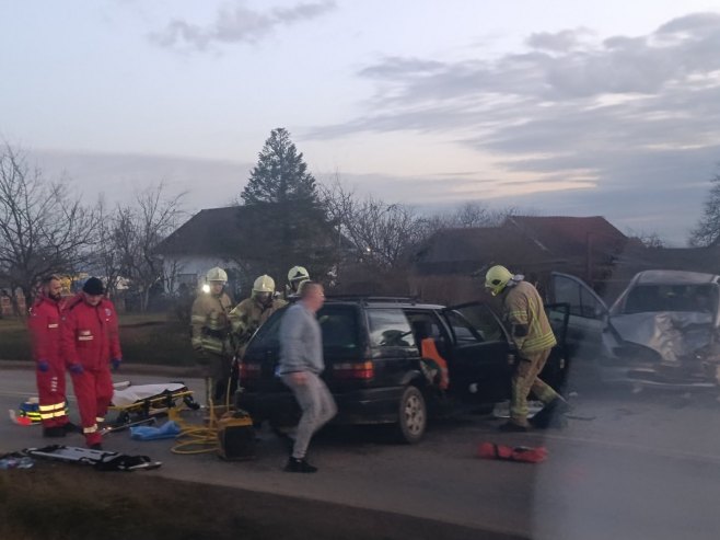 Policija i vatrogasci na terenu: Saobraćajka u Prijedoru