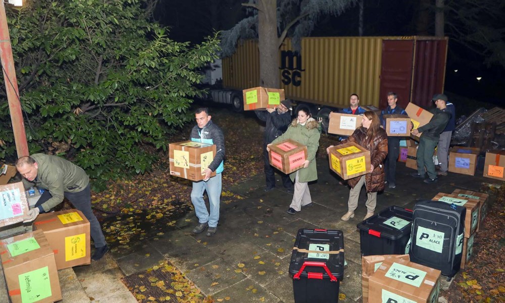 Tradicija koju njeguju Karađorđevići: Stigli božićni paketići za djecu iz Srbije i Srpske FOTO