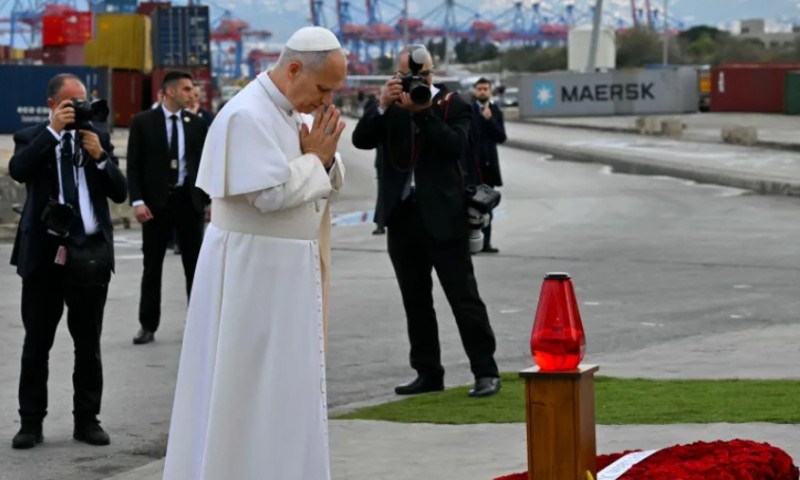Uputio riječi utjehe: Papa se molio na mjestu eksplozije u Bejrutu