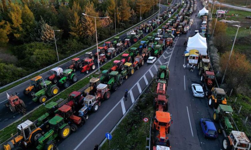 Nastavljaju se blokade: Poljoprivrednici na ulicama Grčke VIDEO