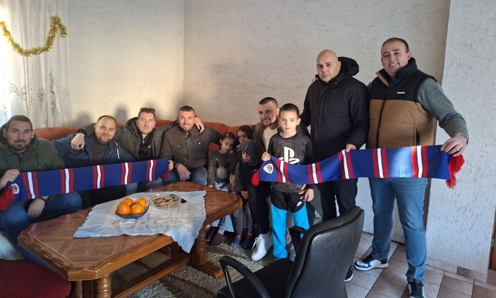 “Lešinari” donijeli pune ruke poklona: Ovako su navijači obradovali male Saviće FOTO