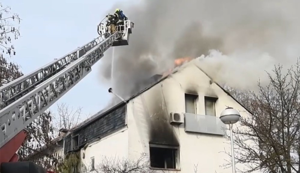 Požar u Zagrebu: Gori kuća, na terenu pet vatrogasnih vozila VIDEO