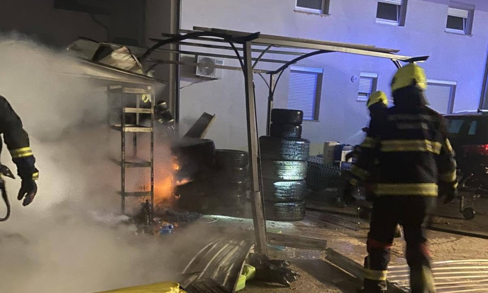 Vatrogasci reagovali: U banjalučkom naselju gorjela garaža FOTO