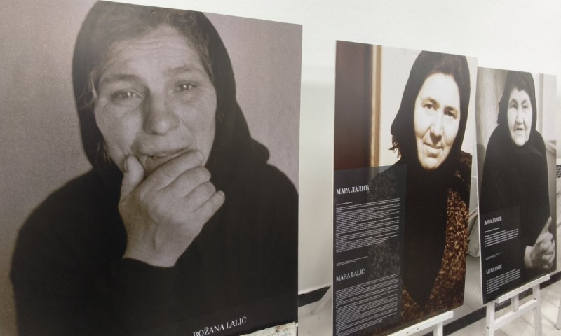 Ne smije se zaboraviti! U Banjaluci otvorena izložba „Ratne heroine“ – omaž hrabrim i istrajnim ženama FOTO