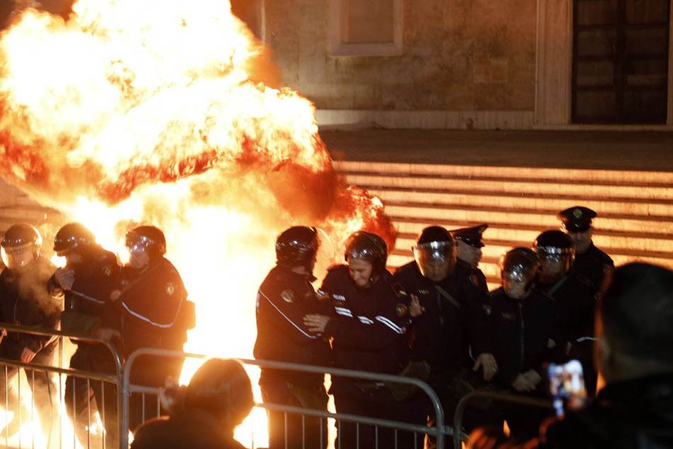 Bjesne protesti u Tirani zbog Edija Rame: Molotovljevi kokteli zapalili zgradu vlade