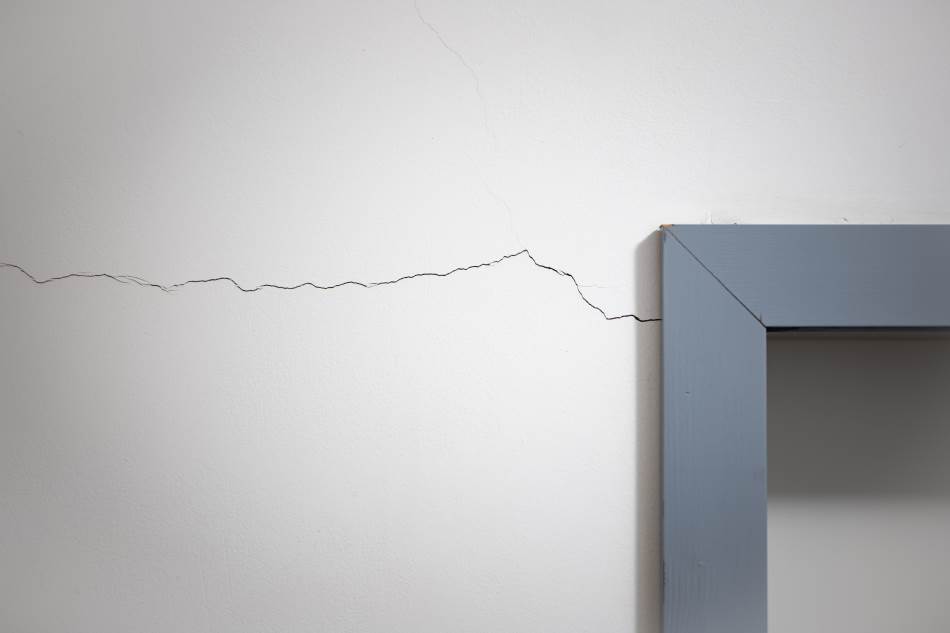 Zaboravite farbu i git: Majstor otkrio trajni trik za popravku pukotina na rigips zidu