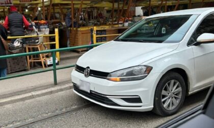 Obustavio saobraćaj: Nesavjesni vozač parkirao auto na šinama