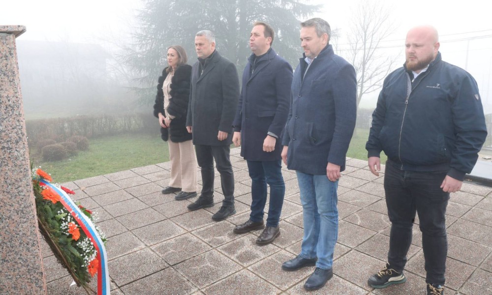 Selak odao poštu žrtvama: Položio vijenac na spomenik stradalim Srbima u Drakuliću